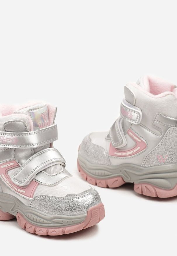 Born2be - Srebrno-Różowe Ocieplane Płaskie Botki Ozdobione Metalicznymi Wstawkami Leawena. Okazja: na co dzień. Zapięcie: rzepy. Kolor: srebrny. Materiał: jeans. Wzór: aplikacja. Styl: casual, elegancki