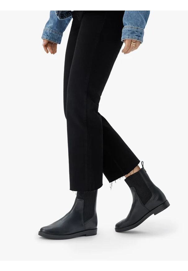 Ryłko - Czarne sztyblety ze ściągaczem. Okazja: na co dzień. Wysokość cholewki: za kostkę. Nosek buta: okrągły. Kolor: czarny. Materiał: skóra. Obcas: na obcasie. Styl: klasyczny, casual, street. Wysokość obcasa: niski