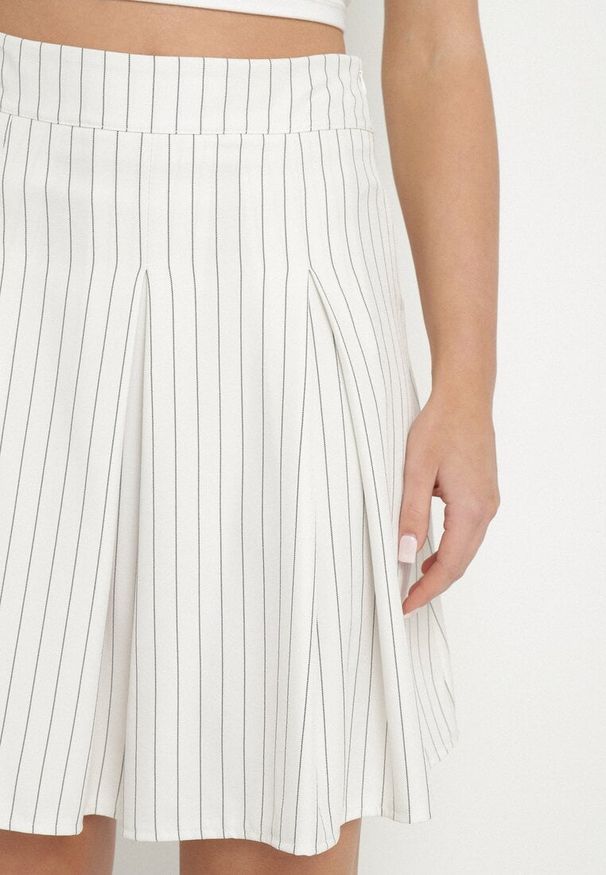 Born2be - Biała Spódnica w Delikatne Paski o Rozkloszowanym Kroju z Plisami Redamara. Okazja: na co dzień. Kolor: biały. Wzór: paski. Styl: elegancki, casual, klasyczny