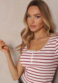 Renee - Beżowy T-shirt z Bawełny w Poziome Paski Ozdobiony Koronką i Guzikami Ramilda. Okazja: na co dzień. Kolor: beżowy. Materiał: bawełna, koronka. Wzór: aplikacja, koronka, paski. Styl: elegancki, casual #5