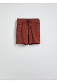 Reserved - Szorty regular z lnem - karminowy. Kolor: czerwony. Materiał: len #1