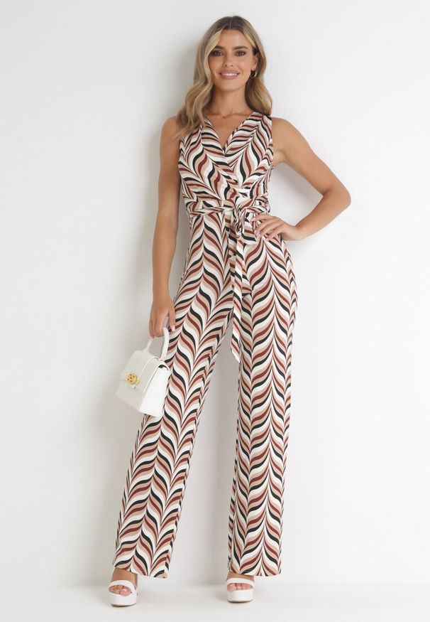 Born2be - Beżowy Kombinezon Lasthotis. Kolor: beżowy. Długość rękawa: bez rękawów. Długość: długie. Wzór: kolorowy, geometria. Sezon: lato