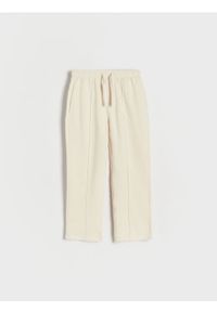 Reserved - Dresowe spodnie z przeszyciami - kremowy. Kolor: kremowy. Materiał: dresówka