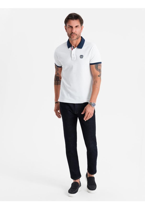 Ombre Clothing - Męska koszulka polo z kolorowymi akcentami – biała V2 OM-POSS-0105 - XXL. Typ kołnierza: polo. Kolor: biały. Materiał: dzianina, bawełna. Wzór: kolorowy. Styl: sportowy, elegancki, klasyczny