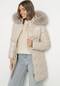 Born2be - Beżowa Pikowana Kurtka z Odpinanym Kapturem i Futerkiem Wiązana Paskiem Olenessa. Kolor: beżowy. Materiał: futro. Sezon: zima #2