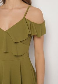 Born2be - Jasnozielona Sukienka Rozkloszowana na Ramiączkach z Falbankami Polauri. Okazja: na co dzień. Typ kołnierza: kołnierz z falbankami. Kolor: zielony. Długość rękawa: na ramiączkach. Styl: casual, elegancki, klasyczny #4