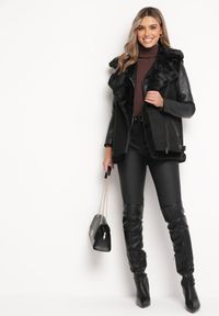 Born2be - Czarna Kamizelka Bezrękawnik w Stylu Biker z Ekozamszu z Futerkiem Terone. Kolor: czarny. Materiał: futro. Długość rękawa: bez rękawów. Wzór: aplikacja #3