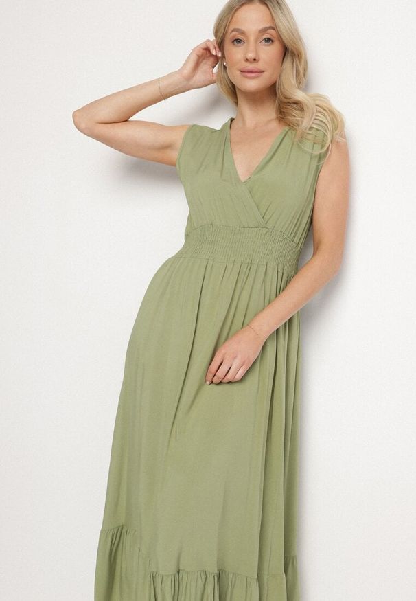 Born2be - Zielona Wiskozowa Sukienka o Kopertowym Kroju z Falbanką Uliria. Kolor: zielony. Materiał: wiskoza. Typ sukienki: kopertowe. Styl: elegancki