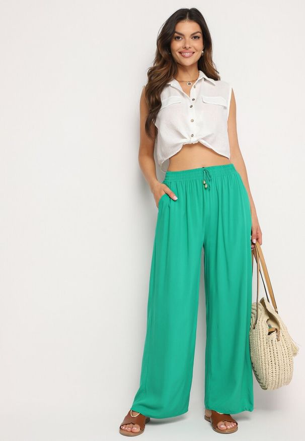 Born2be - Zielone Gładkie Spodnie z Gumką w Pasie i Szerokimi Nogawkami Alathera. Kolor: zielony. Wzór: gładki. Sezon: lato