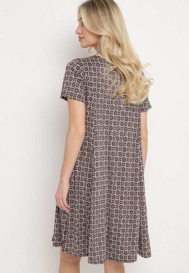 Born2be - Czarno-Bordowa Wiskozowa Sukienka w Mozaikowy Wzór o Rozkloszowanym Kroju Faellina. Kolor: czarny. Materiał: wiskoza. Sezon: lato