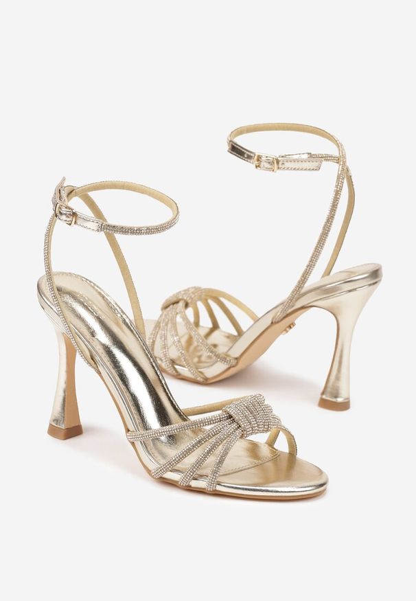 Renee - Złote Sandały Vices na Szpilce z Metalicznym Połyskiem i Cyrkoniami Linoressa. Okazja: na wesele, na ślub cywilny, na imprezę. Kolor: złoty. Wzór: aplikacja. Obcas: na szpilce. Styl: elegancki. Wysokość obcasa: średni