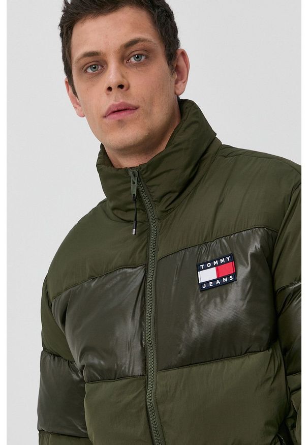 Tommy Jeans - Kurtka. Kolor: zielony. Materiał: poliamid