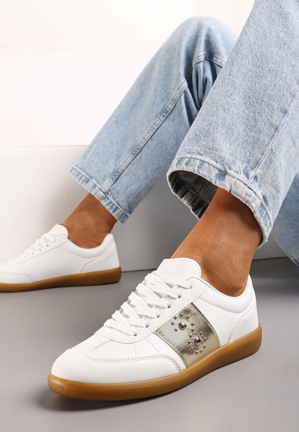 Born2be - Biało-Złote Płaskie Sneakersy Sznurowane z Ozdobnymi Nitmi Blosenti. Nosek buta: okrągły. Zapięcie: sznurówki. Kolor: biały. Materiał: materiał. Obcas: na obcasie. Wysokość obcasa: niski