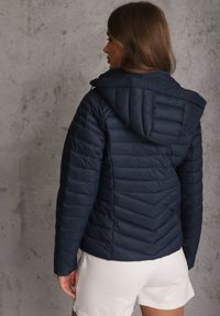 Renee - Granatowa Przejściowa Kurtka Pikowana z Kapturem z Możliwością Odpięcia Pretiga. Okazja: na spacer. Typ kołnierza: kaptur. Kolor: niebieski. Materiał: jeans, nylon #5