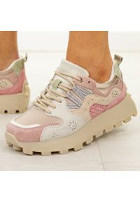 Różowe skórzane półbuty damskie Filippo Dp7560/26. Okazja: na co dzień. Nosek buta: okrągły. Kolor: różowy. Materiał: skóra, tkanina. Szerokość cholewki: normalna. Sezon: wiosna, lato. Obcas: na platformie. Styl: elegancki, casual, klasyczny, sportowy #1