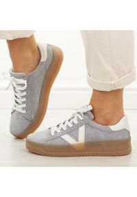 Szare skórzane półbuty damskie Vinceza 79597. Okazja: na spacer, na co dzień. Nosek buta: okrągły. Zapięcie: sznurówki. Kolor: szary. Materiał: zamsz, skóra. Szerokość cholewki: normalna. Sezon: wiosna, jesień, lato. Styl: casual, elegancki, sportowy, klasyczny #1