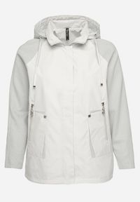 Born2be - Zielona Kurtka Wiatrówka z Odpinanym Kapturem i Ściągaczami Arseli. Okazja: na co dzień. Kolekcja: plus size. Kolor: zielony. Materiał: poliester, jeans, tkanina. Długość rękawa: długi rękaw. Długość: długie. Styl: casual, elegancki #3