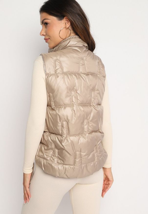 Born2be - Ciemnobeżowa Pikowana Kamizelka ze Stójką i Troczkami Terilanna. Typ kołnierza: kołnierzyk stójkowy. Kolor: beżowy. Materiał: jeans. Styl: elegancki