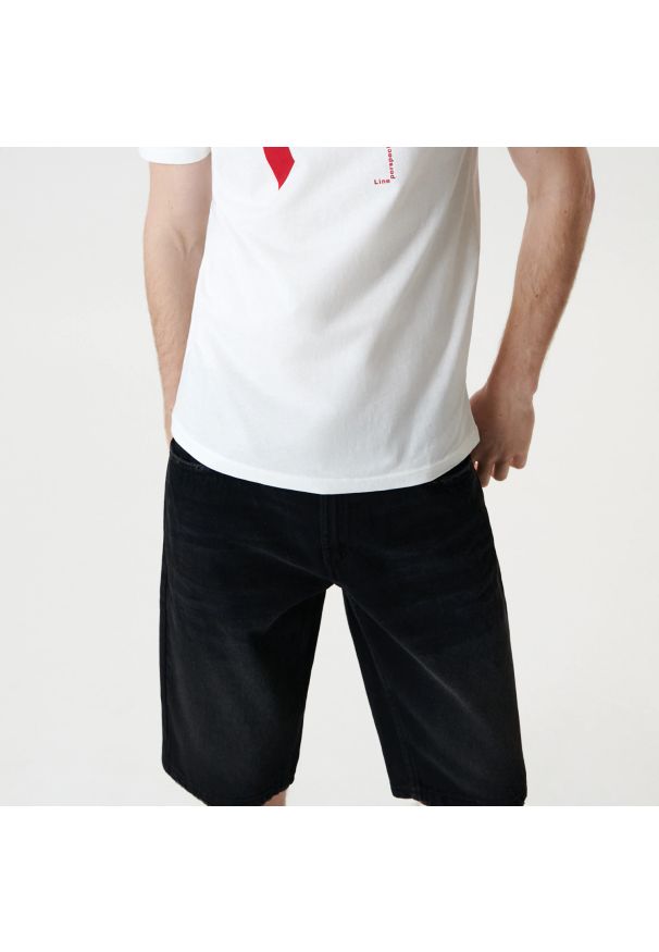 Sinsay - Szorty jeansowe regular - Czarny. Kolor: czarny. Materiał: jeans