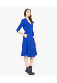 DENI CLER - Niebieska kloszowana sukienka. Kolor: niebieski. Materiał: wełna