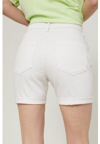 medicine - Medicine szorty jeansowe damskie kolor biały gładkie high waist. Okazja: na co dzień. Stan: podwyższony. Kolor: biały. Materiał: jeans. Wzór: gładki. Styl: casual