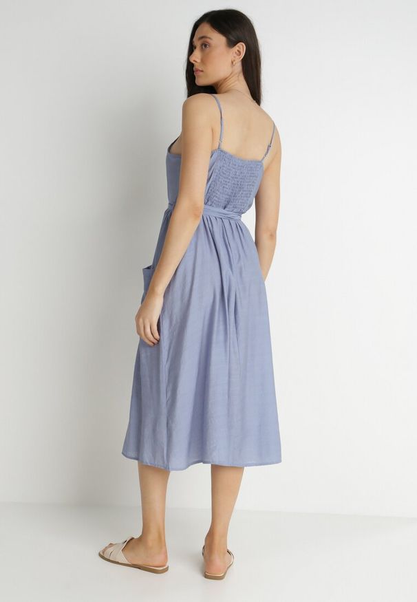 Born2be - Niebieska Sukienka Sharthe. Kolor: niebieski. Materiał: tkanina, materiał. Długość rękawa: na ramiączkach. Wzór: aplikacja, gładki. Długość: midi