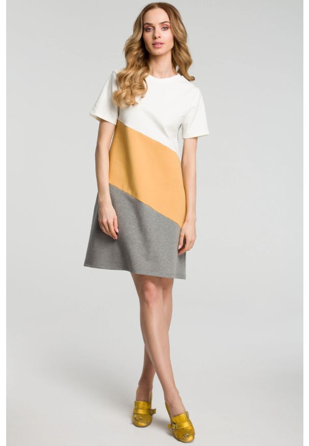 Sukienki.shop - Sukienka trapezowa bawełniana w paski krótki rękaw. Okazja: na spacer, na co dzień, na plażę. Materiał: bawełna. Długość rękawa: krótki rękaw. Wzór: paski. Sezon: wiosna, lato. Typ sukienki: trapezowe. Styl: casual, klasyczny, sportowy, wakacyjny. Długość: mini