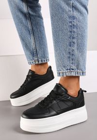 Renee - Czarne Sneakersy na Wysokiej Platformie Revanisa. Okazja: na co dzień. Kolor: czarny. Materiał: jeans. Obcas: na platformie