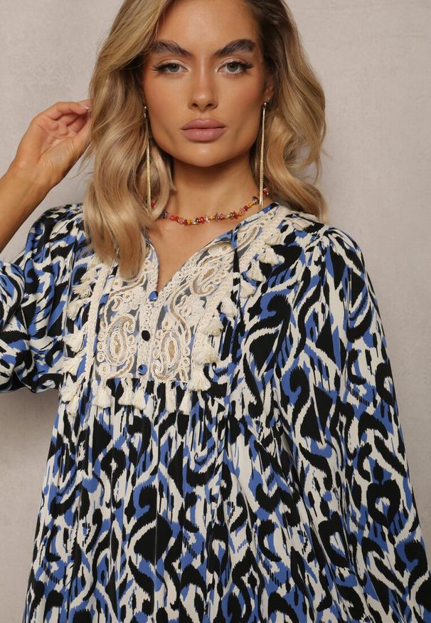 Renee - Granatowo-Niebieska Sukienka Rozkloszowana Maxi z Falbanką Maruerilla. Kolor: niebieski. Materiał: tkanina. Długość: maxi