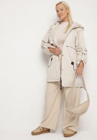 Born2be - Jasnobeżowa Kurtka Typu Parka z Kapturem i Podpinanymi Rękawami Falunea. Okazja: na co dzień, na spacer. Typ kołnierza: kaptur. Kolekcja: plus size. Kolor: beżowy. Materiał: jeans. Styl: klasyczny, sportowy, casual, elegancki #4