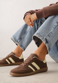 Renee - Brązowo-Żółte Casualowe Sneakersy na Płaskiej Podeszwie z Paskami Jereria. Okazja: na co dzień. Zapięcie: pasek. Kolor: brązowy. Materiał: jeans. Obcas: na płaskiej podeszwie #1