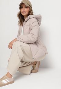 Born2be - Jasnobeżowa Pikowana Kurtka z Kapturem Rękawy Zakończone Gumką Liliaz. Okazja: na spotkanie biznesowe, na co dzień, do pracy, na spacer. Typ kołnierza: kaptur. Kolor: beżowy. Materiał: jeans. Styl: biznesowy, casual, elegancki #6