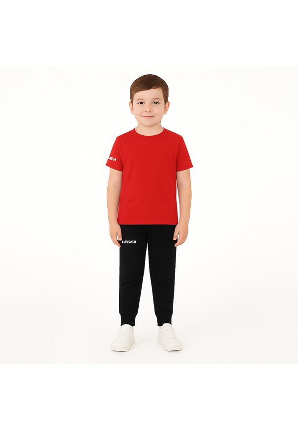 LEGEA - Komplet dresowy dla chłopca ARIA JR. Okazja: na uczelnię. Kolor: czerwony. Materiał: dresówka. Długość: krótkie. Styl: sportowy
