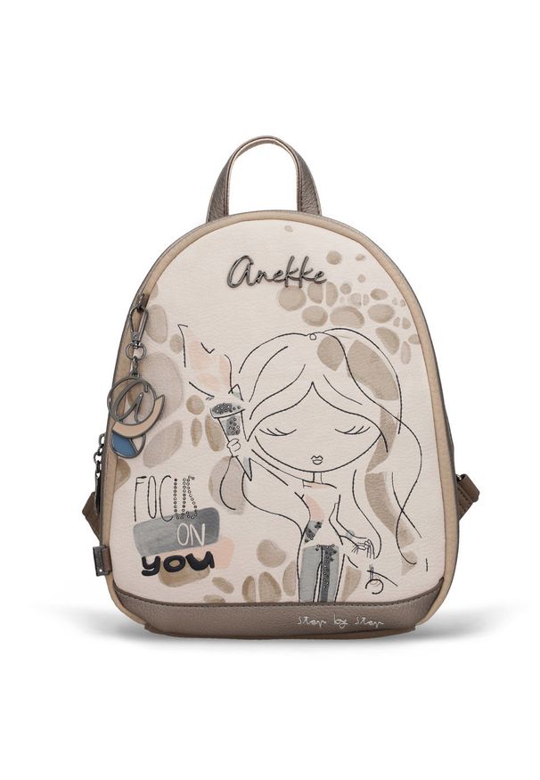 Plecak damski Anekke, z ozdobnym motywem graficznym i metalowym logotypem zamykany na zamek wyposażony w poręczną rączkę regulowane szelki oraz dekor. Kolor: beżowy. Wzór: nadruk. Styl: casual, elegancki, klasyczny