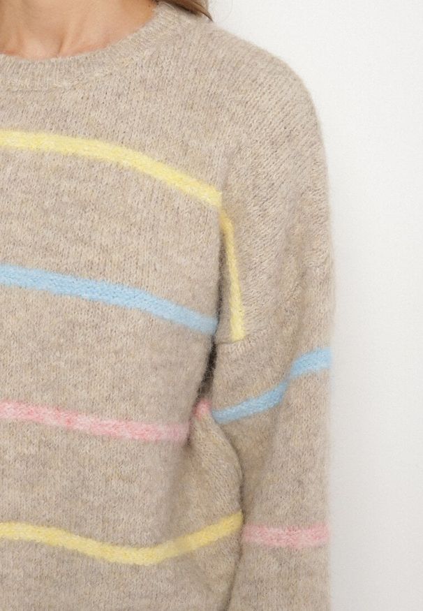 Born2be - Beżowy Nietoperzowy Sweter z Domieszką Wełny w Kolorowe Paski Rallieva. Okazja: na spacer, na co dzień. Kolor: beżowy. Materiał: wełna. Długość rękawa: długi rękaw. Długość: długie. Wzór: kolorowy, paski. Styl: casual, klasyczny
