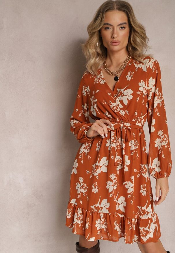 Renee - Jasnobrązowa Rozkloszowana Sukienka Mini w Kwiaty i Gumką w Pasie Elandri. Kolor: brązowy. Materiał: tkanina. Wzór: kwiaty. Długość: mini