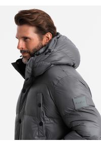 Ombre Clothing - Długa kurtka męska puffer z zapinanymi kieszeniami – grafitowa V1. Kolor: szary. Materiał: poliester, materiał, polar, syntetyk, nylon. Długość: długie. Wzór: aplikacja #6