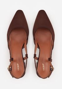 Renee - Ciemnobrązowe Letnie Czółenka VICES w Stylu Slingback na Słupku Synossia. Okazja: na co dzień. Kolor: brązowy. Materiał: jeans. Sezon: lato. Obcas: na słupku. Styl: elegancki, casual #8