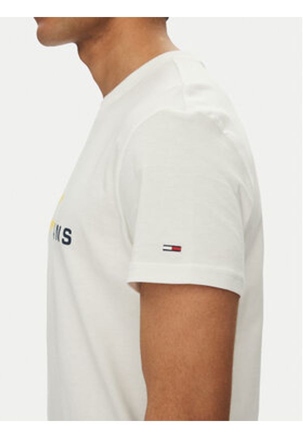 Tommy Jeans T-Shirt Signature Dna DM0DM20817 Biały Regular Fit. Kolor: biały. Materiał: bawełna