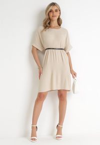 Born2be - Beżowa Plisowana Sukienka Pudełkowa z Paskiem Savima. Kolor: beżowy. Typ sukienki: oversize #4