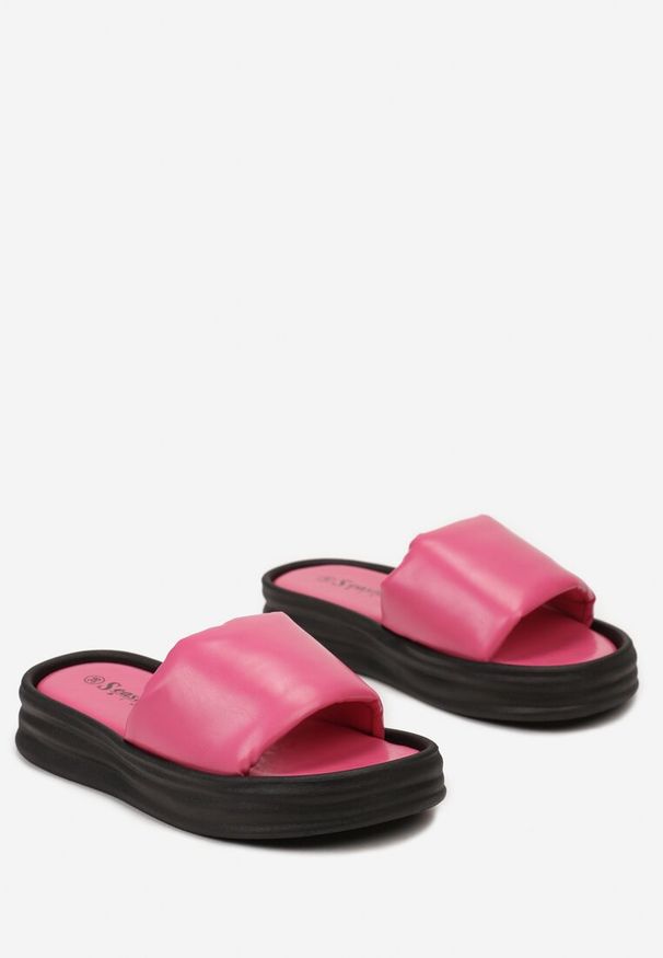 Renee - Fuksjowe Wsuwane Klapki z Gładkiej Imitacji Skóry na Płaskiej Podeszwie Hesperelle. Kolor: różowy. Materiał: skóra. Wzór: gładki. Obcas: na płaskiej podeszwie. Styl: elegancki