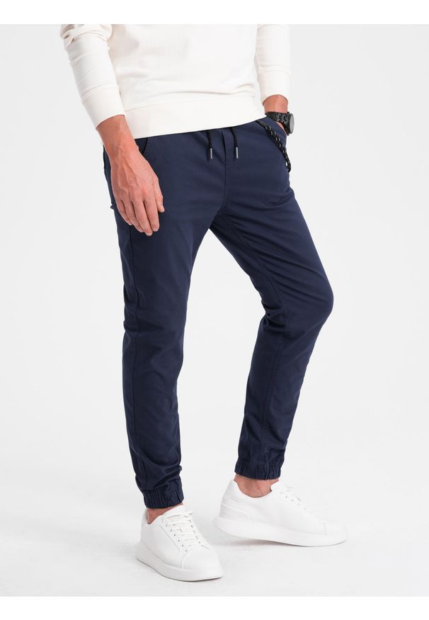 Ombre Clothing - Spodnie męskie materiałowe JOGGERY z ozdobnym sznurkiem - granatowe V9 - Rozmiar: M. Kolor: niebieski. Materiał: materiał