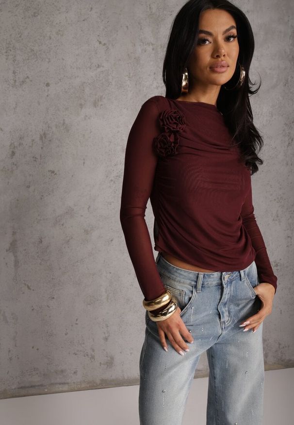 Renee - Bordowa Marszczona Bluzka z Siateczki Zdobiona Aplikacją w Kształcie Róży Olirisa. Okazja: na co dzień. Kolor: czerwony. Materiał: bawełna, jeans. Wzór: aplikacja. Styl: casual