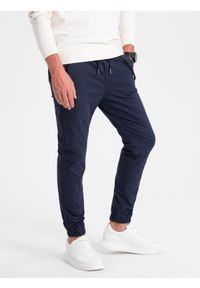 Ombre Clothing - Spodnie męskie materiałowe JOGGERY z ozdobnym sznurkiem - granatowe V9 - Rozmiar: M. Kolor: niebieski. Materiał: materiał #1