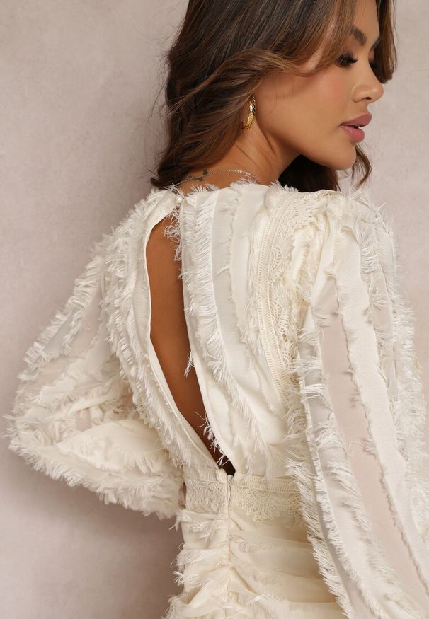 Renee - Beżowa Sukienka Rozkloszowana z Wystrzępieniem i Koronką Avela. Kolor: beżowy. Materiał: koronka. Wzór: koronka