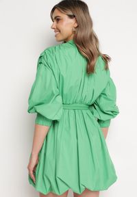Born2be - Zielona Sukienka Adousa. Kolor: zielony. Materiał: tkanina, guma. Wzór: gładki. Typ sukienki: bombki. Styl: klasyczny. Długość: mini #3