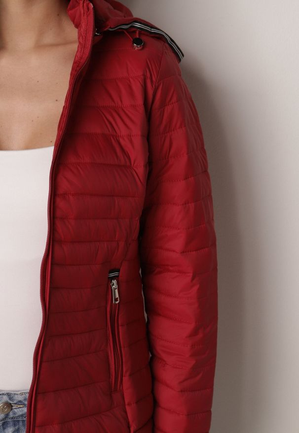 Born2be - Czerwona Pikowana Kurtka Przejściowa z Kapturem z Lamówką i Ściągaczami Zidara. Okazja: na spacer. Typ kołnierza: kaptur. Kolor: czerwony. Materiał: jeans, dresówka, poliester