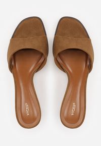 Renee - Ciemnobeżowe Eleganckie Klapki VICES na Niskiej Szpilce z Imitacji Zamszu Hartar. Kolor: beżowy. Materiał: zamsz. Obcas: na obcasie. Styl: elegancki. Wysokość obcasa: średni #5