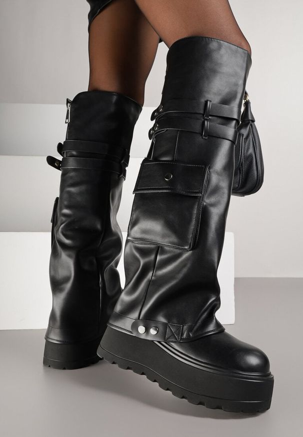 Renee - Czarne Kozaki na Platformie Ozdobione Kieszonką i Wywiniętą Cholewką Aflite. Kolor: czarny. Materiał: jeans. Szerokość cholewki: normalna. Wzór: aplikacja. Obcas: na platformie. Styl: klasyczny, street