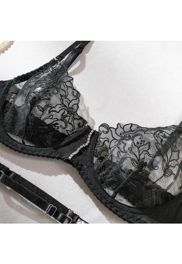 Intica - Koronkowy komplet bielizny z pasem i łańcuszkiem elegancki styl Dennise. Kolor: biały. Materiał: koronka. Wzór: koronka